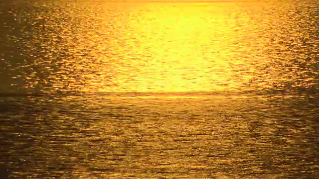清晨，强烈的金色阳光照亮了第勒尼安海。视频素材