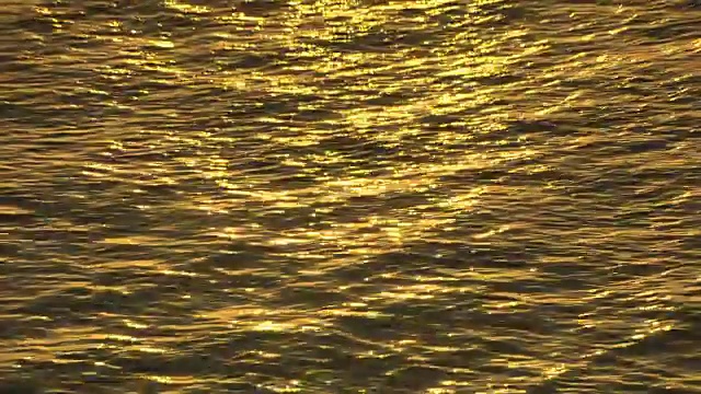 日出时，奇妙的金色阳光在平静的第勒尼安海上闪闪发光。视频素材