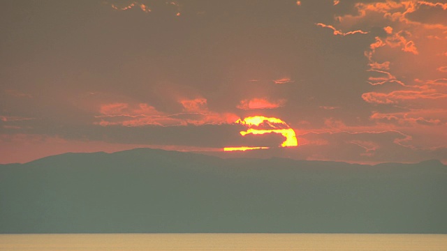太阳升起在意大利第勒尼安海的陆地上。视频素材