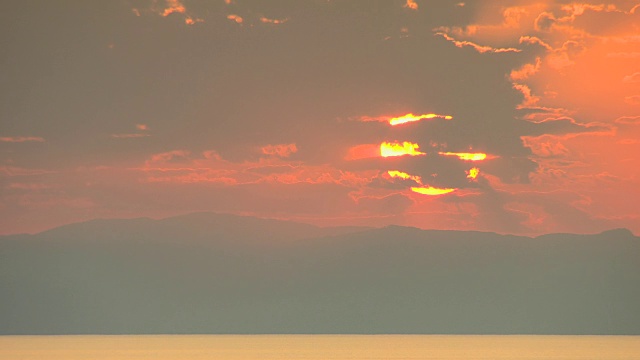 意大利第勒尼安海破晓时，太阳从云层后面缓缓升起。视频素材