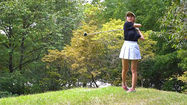 在高尔夫练习场打球的女性视频下载