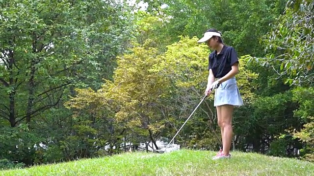 在高尔夫练习场打球的女性视频下载