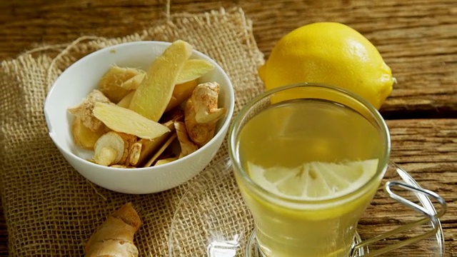 柠檬茶配姜和柠檬，木桌4k视频素材