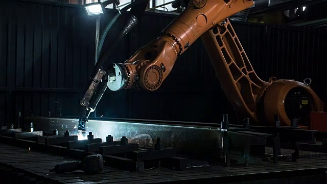 焊接机器人手臂的时间延迟使车间金属加工过程发生熔融。重工业中的高精度现代工具。自动工作。技术和工业概念。在5K RAW中射击视频素材
