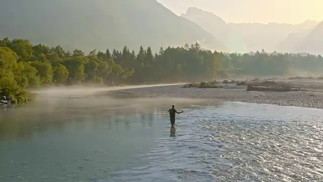 清晨阳光下，在薄雾的河上飞钓视频下载