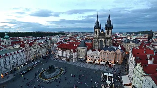 镜头:捷克共和国布拉格老城广场上拥挤的行人视频素材