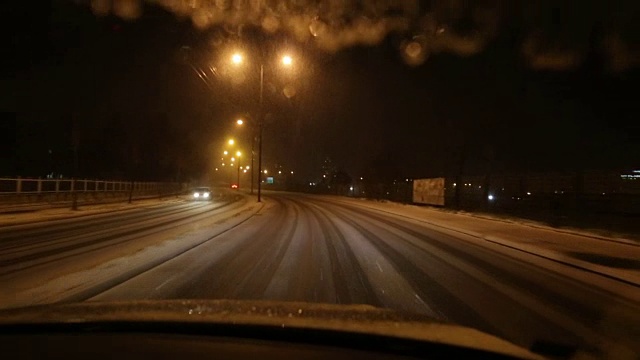在一个下雪的夜晚开车视频素材
