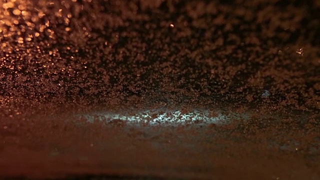 在一个下雪的夜晚开车视频素材