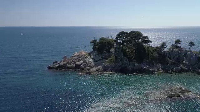 Petrovac前面的岛屿鸟瞰图视频下载