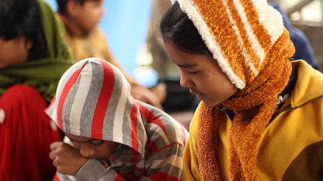 印度乡村学校的男孩和女孩学习和欢笑。视频素材