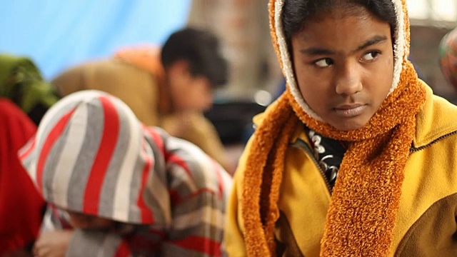 印度乡村学校的女孩停下来思考。视频下载
