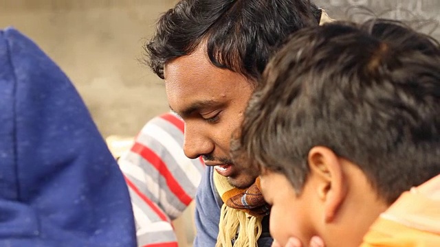 印度乡村学校的老师和学生坐在一起视频下载
