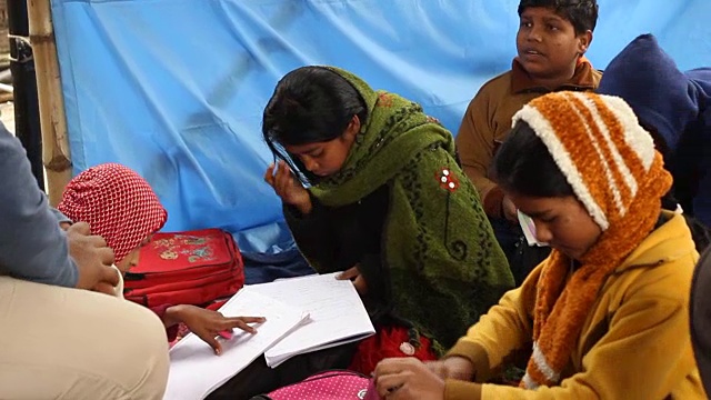 印度乡村学校的老师与学生坐在一起交谈视频下载