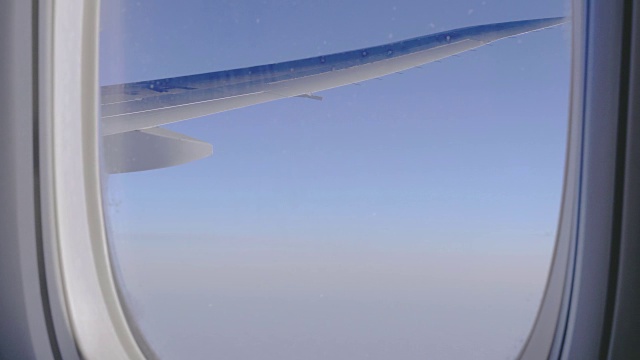 飞机在飞行期间的飞机窗口视图视频素材