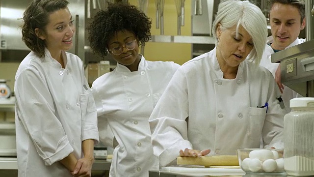 厨师教餐饮学生如何擀面。视频素材