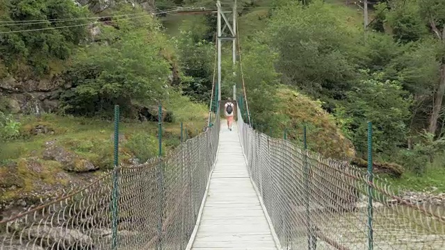 小女孩走在悬索桥上——乔治亚视频下载