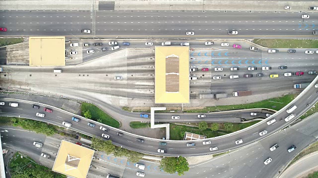 夜间城市街道交通的录像。高速公路交通鸟瞰图和俯视图，4K。视频素材