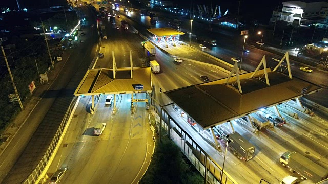 夜间城市街道交通的录像。高速公路交通鸟瞰图和俯视图，4K。视频下载