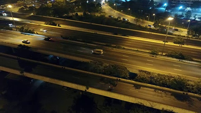 夜间城市街道交通的录像。高速公路交通鸟瞰图和俯视图，4K。视频素材