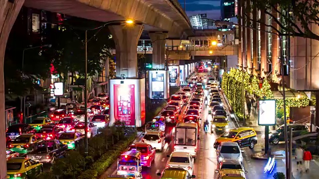 泰国曼谷夜间交通拥堵。延时视频视频素材