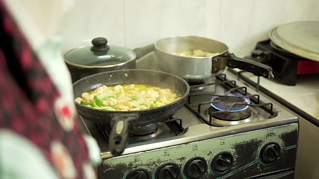 古巴妇女在家庭厨房做饭视频下载