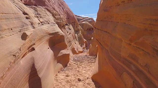 在一个干燥的峡谷与平滑和波浪形的岩石上的摄像机运动的红色峡谷4K视频素材
