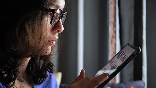 戴眼镜的女性使用平板电脑视频素材