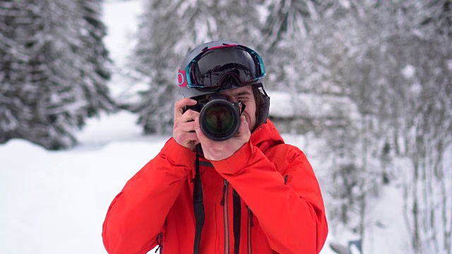 雪林里的滑雪者对着相机拍照视频素材