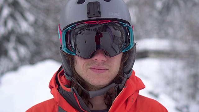 肖像的滑雪者与头盔和护目镜视频素材