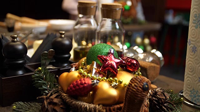 圣诞餐桌设置木制，俯视图。节日的背景。厨房用木制桌子装饰圣诞节视频素材