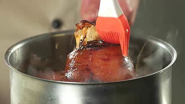 煮猪肉，刷酱。视频下载