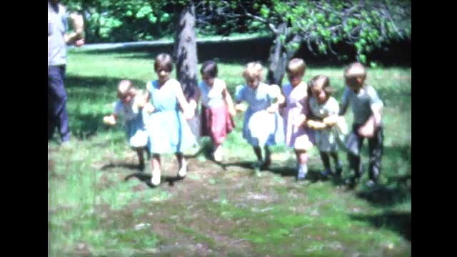 1961年生日派对上的鸡蛋赛跑视频下载