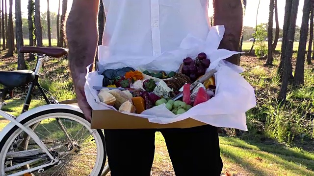 一个拿着水果，肉和奶酪的混合食物盘的人视频下载