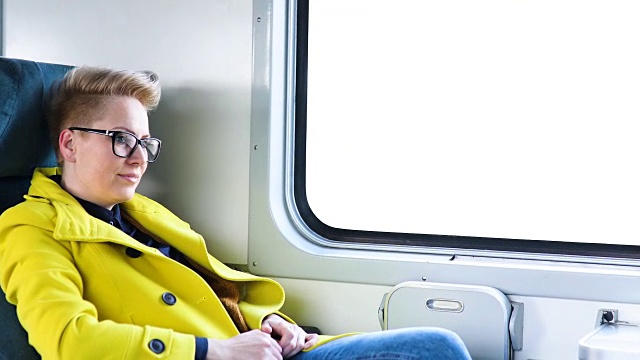 一个女人把她的行李放在火车网格车厢提升通勤者视频素材