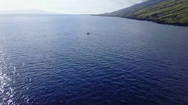 飞离毛伊岛海岸线，视野清晰视频素材