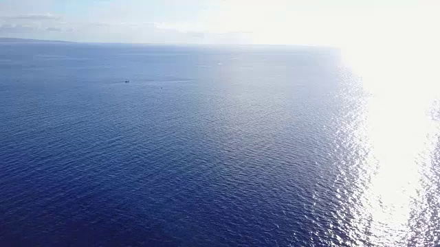 灿烂的午后阳光反射在毛伊岛海岸视频素材