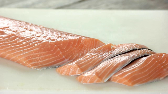 手切新鲜鲑鱼。视频素材