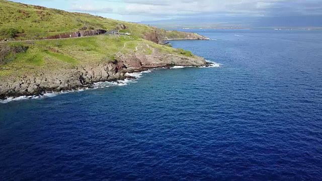 向毛伊岛的绿色海岸缓慢飞行视频素材