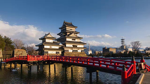松本城堡和著名的红木桥时光流逝视频素材