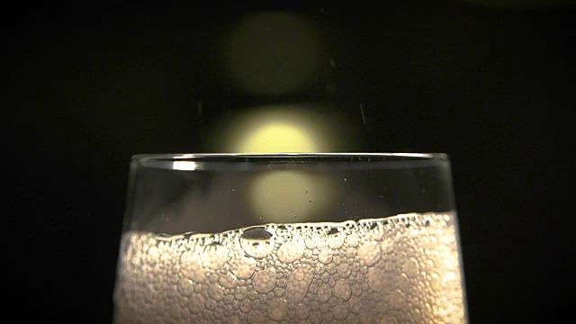 香槟泡沫(120 fps)视频下载