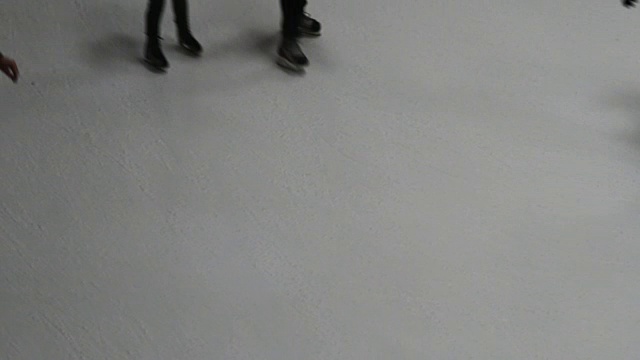人们在冰上滑冰。一个有冰场的娱乐中心。在冰场的人们正在滑冰。视频素材