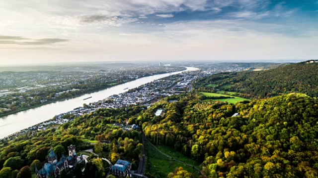 从Siebengebirge起飞的莱茵河视频素材
