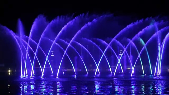 夜晚灯火通明的音乐喷泉视频下载