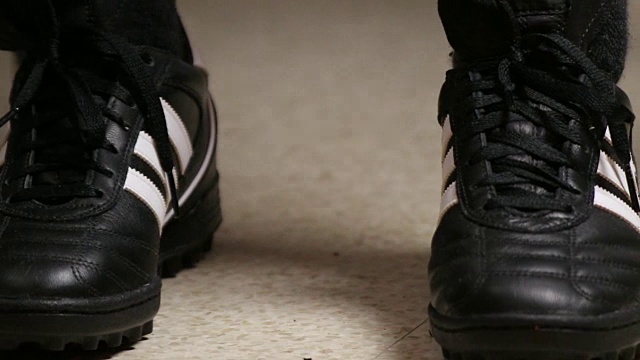 阿迪达斯足球鞋。视频下载