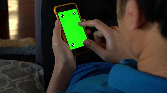 男人用绿屏玩手机视频素材