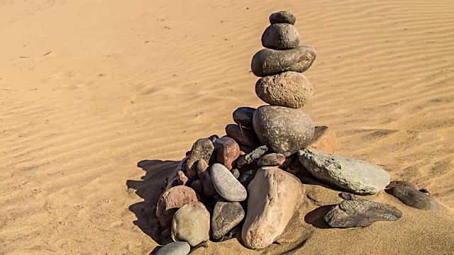 石禅金字塔的七彩石头。平衡，和谐和冥想的概念视频下载