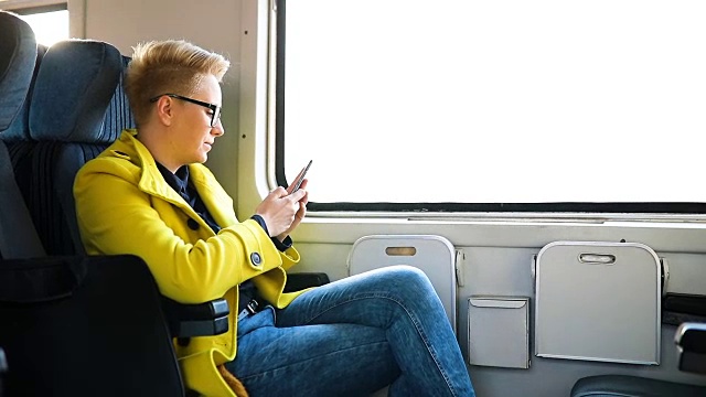 女人在火车上用手机视频素材