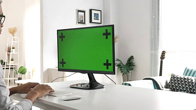 使用电脑的人绿屏视频素材