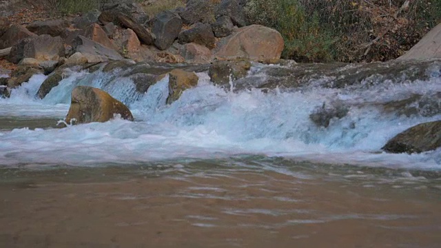 在山上快速与冒泡的水在一个超级慢动作180帧/秒视频素材