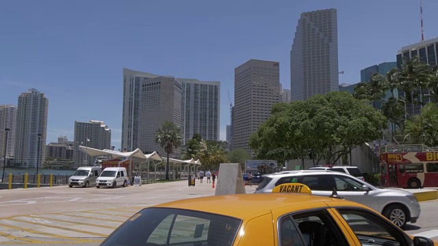 城市街道和建筑物顶空景观视频素材